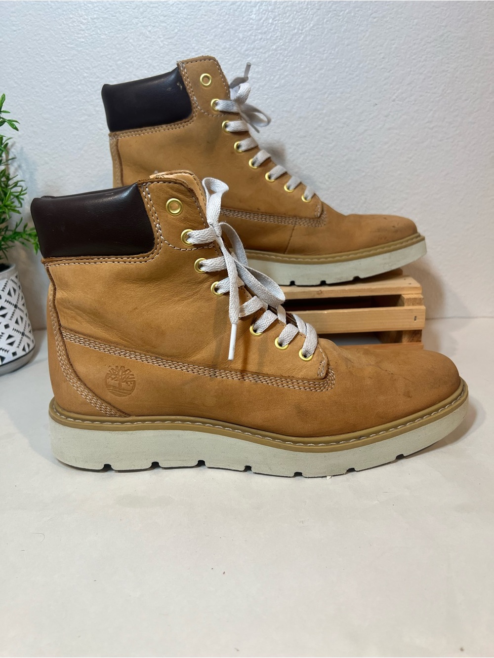 Timberland Kenniston Wheat Tan Leather Lace-Up Boots with Dark Brown Collar